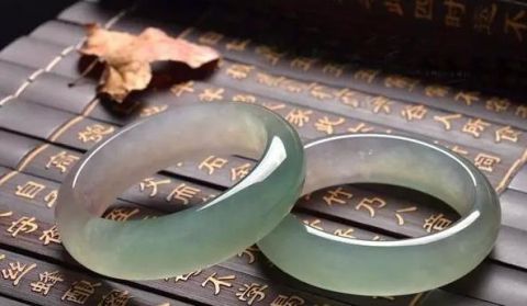 和田玉进入了"式微"的状态了么,翡翠开始猛升值